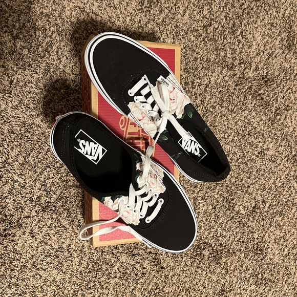 Black vans with floral details - Picture 3 of 4